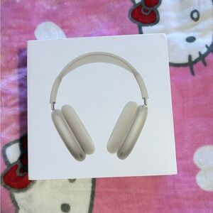 Apple AirPods Max in Starlight